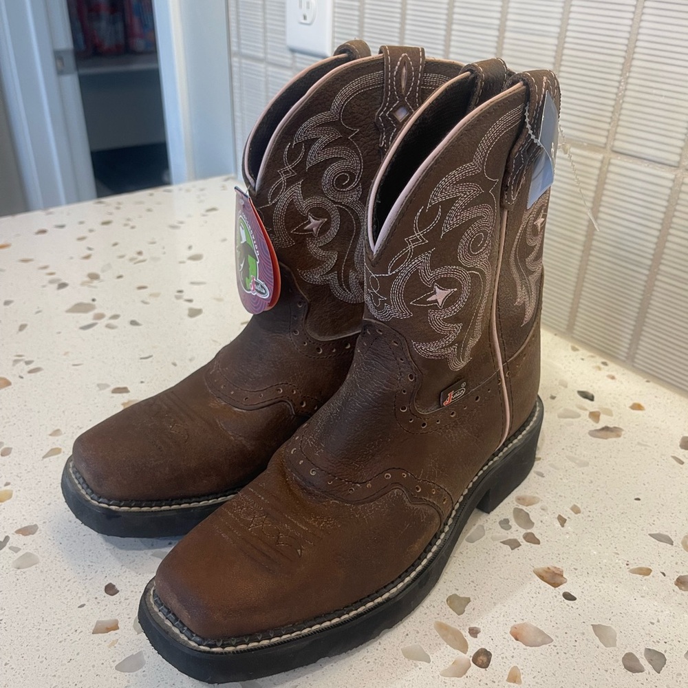 Justin Boots Brown Cowboy Western Boots Classic Style